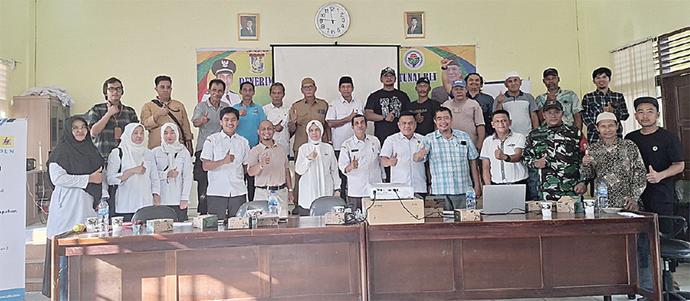 PLN UIP Sumbagteng melalui Unit Pelaksana Proyek (UPP) Sumbagteng 2 foto bersama di sela sosialisasi rencana pembangunan Saluran Udara Tegangan Tinggi (SUTT) 150 kV Bangkinang-Petapahan.