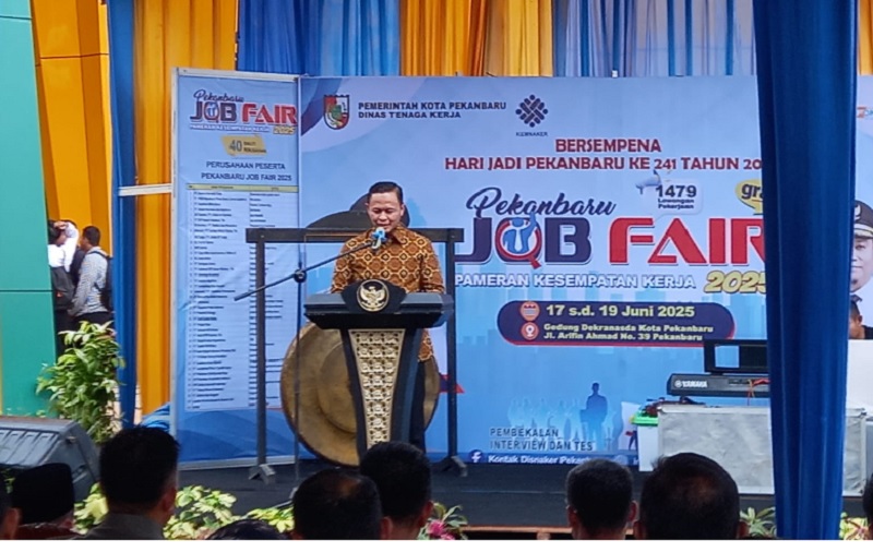 Wali Kota Pekanbaru Agung Nugroho saat membuka Pekanbaru Job Fair 2025.