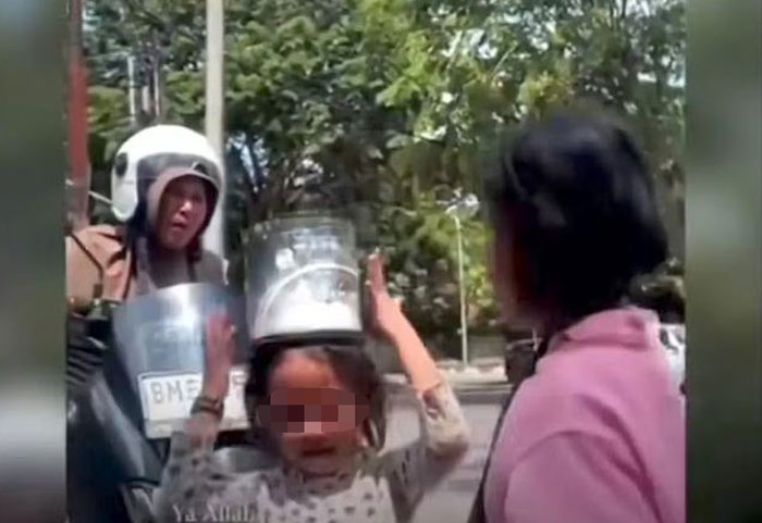 Tangkapan layar video viral ibu-ibu turunkan dua anak perempuan untuk mengemis di jalanan Kota Pekanbaru.