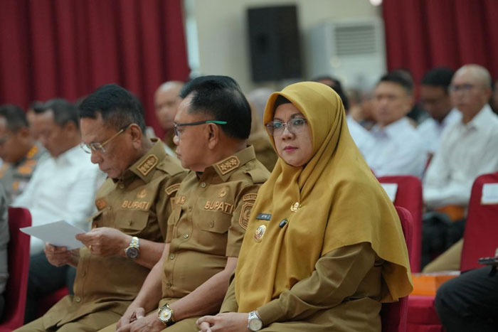 Bupati Siak Afni Z hadiri penyerahan sertifikat/rapor proper periode penilaian 2023&ndash;2024 sekaligus penandatanganan komitmen bersama pelaku usaha dalam optimalisasi penerimaan pajak daerah di Pekanbaru