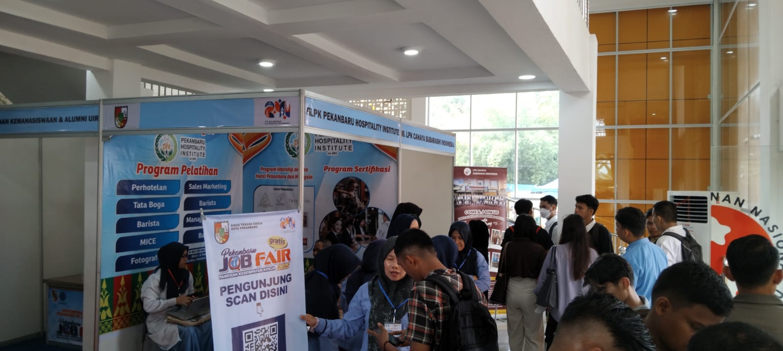 Pencari kerja tampak antusias mendatangi stand perusahaan dan informasi lowongan kerja pada Pekanbaru Job Fair 2025, di Gedung Dekranasda Kota Pekanbaru, Jalan Arifin Achmad, Selasa (17/6/2025).