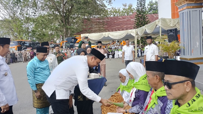 Bupati lnhu Ade Agus Hartanto S.Sos MSI saat melakukan tepuk tawar kepada perwakilan JCH saat pelepasan beberapa waktu lalu.
