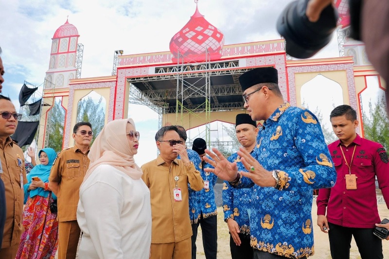 Bupati Bengkalis Kasmarni mendengatkan penjelasan dari Plt Kabag Kesra H Herman disela-sela peninjauan lokasi astaka utama MTQ Riau di Lapangan Pasir Andam Dewi Bengkalis, Selasa (17/2025).