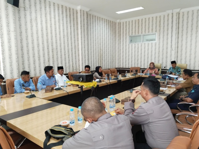 Kegiatan Rapat Dengar Pendapat (RDP) Komisi B DPRD Rohil dengan pihak-pihak terkait menyangkut pengawasan di perairan dan penanggulangan pengunaan alat tangkap terlarang, RDP di Ruangan Banmus DPRD Ro