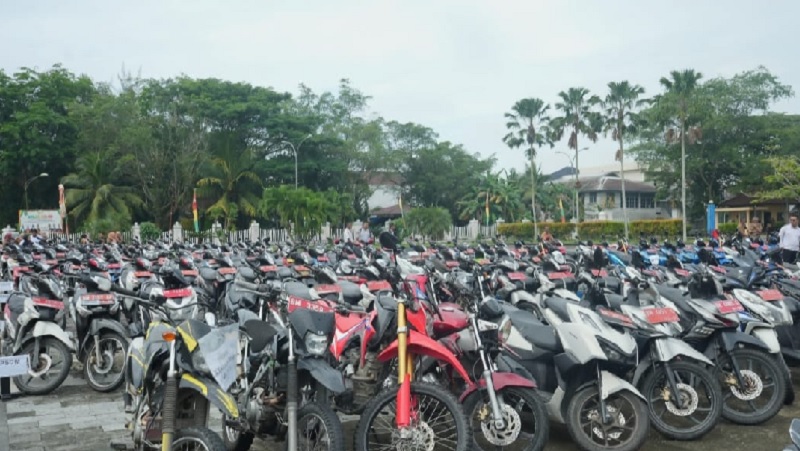 Sepeda motor kendaraan dinas dikumpulkan di halaman Kantor Bupati Inhil di Jalan Bunga, Tembilahan, Selasa (17/6/2025).