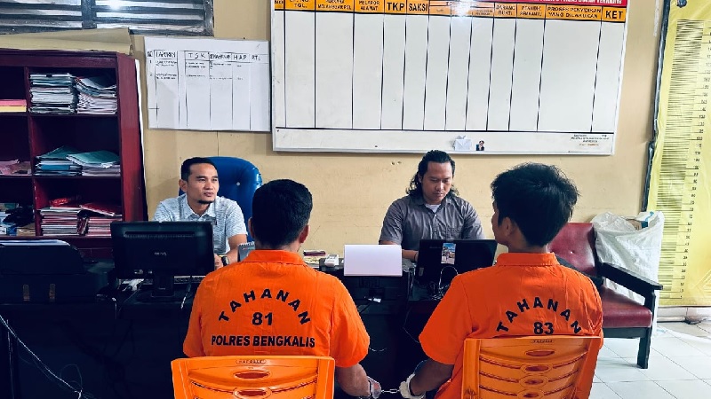 Dua tersangka yang diduga pelaku pencabulan anak bawah umur saat diperiksa oleh penyidik unit Reskrim Polsek Rupat Selatan Polres Bengkalis, Selasa (17/6/2025).
