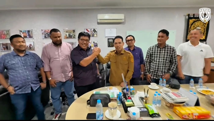 Chairman PSF Gede Widiade dan Kadispora Riau Erisman Yahya salam komando usai pertemuan di Jakarta, Senin (16/6/2025) malam.