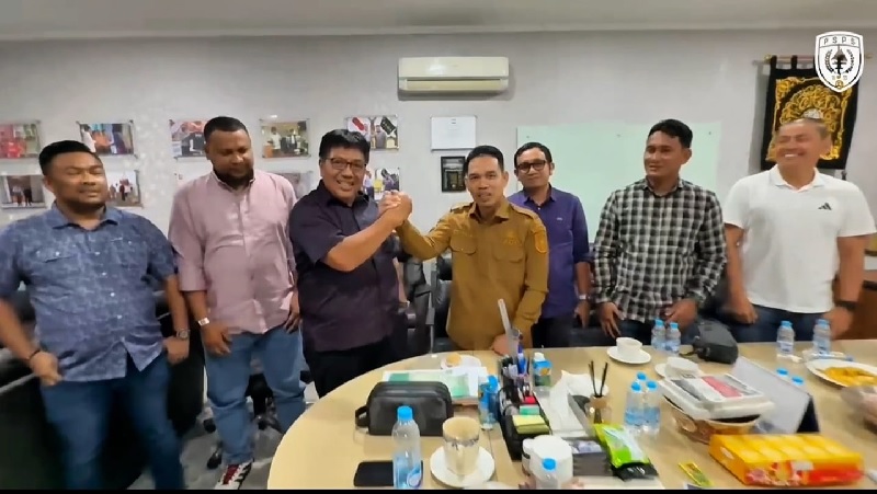 Chairman PSF Gede Widiade dan Kadispora Riau Erisman Yahya salam komando usai pertemuan di Jakarta, Senin (16/6/2025) malam.