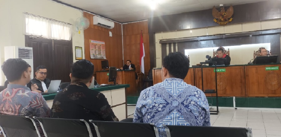 Untung (paling kanan), eks ajudan Pj Wali Kota Pekanbaru Risnandar Mahiwa bersaksi pada sidang korupsi mantan atasannya itu di PN Pekanbaru, Selasa (17/6/2025).