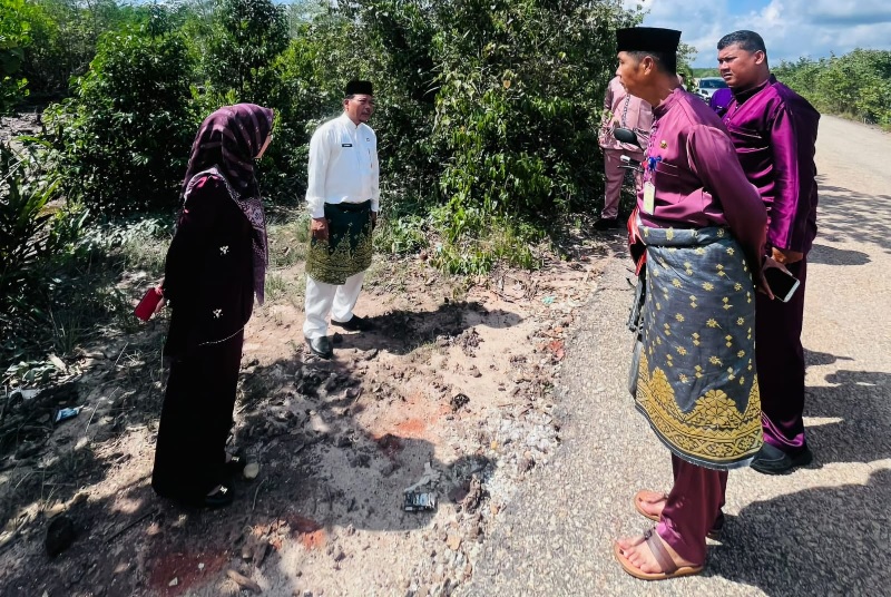Asisten Pemerintahan dan Kesejahteraan Rakyat Setda Kepulauan Meranti Sudanri SH bersama pejabat terkait aset monitoring aset yang diserobot warga.