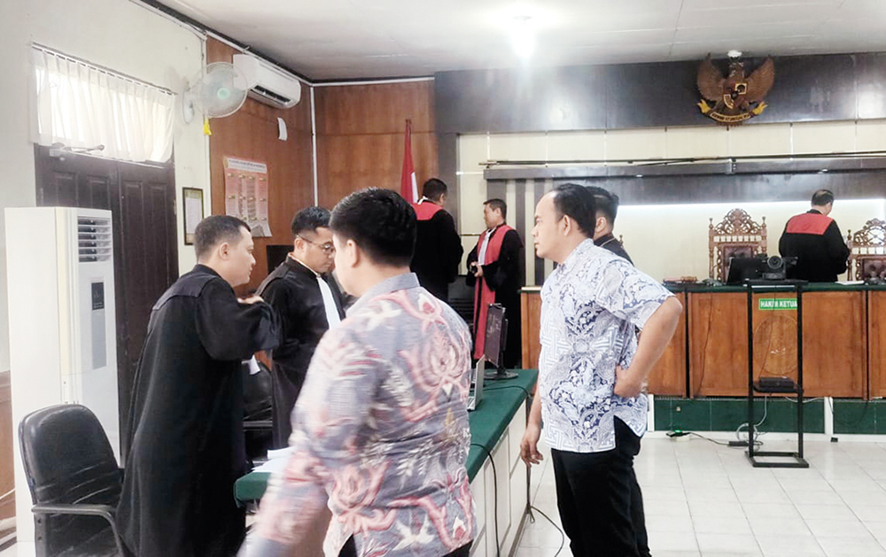 Eks ajudan Risnandar, Untung (kanan), mendekati meja JPU KPK setelah bersaksi di sidang korupsi Risnandar dkk di PN Pekanbaru, Selasa (17/6/2025).