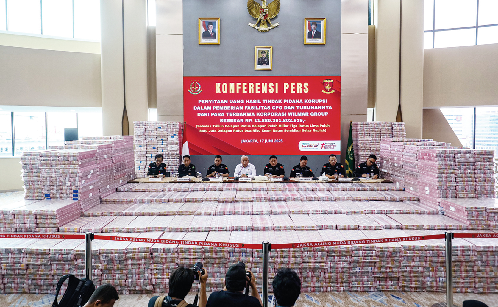 Tumpukan uang sitaan kasus korupsi ekspor crude palm oil sebanyak Rp11,8 triliun lebih diperlihatkan saat penyampaian keterangan pers Kejaksaan Agung (Kejagung) di Gedung Bundar Jampidus Kejaksaan Agung, Jakarta, Selasa (17/6/2025).
