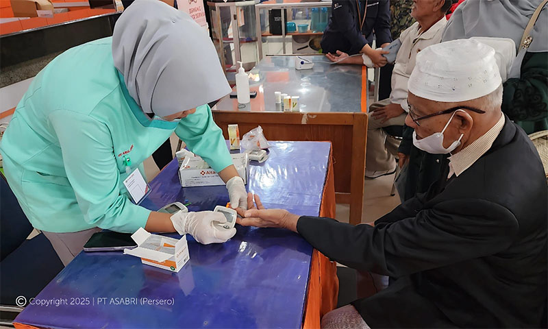 Salah seorang purnawirawan melakukan pemeriksaan kesehatan gratis program ASABRI di RS Awal Bros Panam, Kamis (13/6).