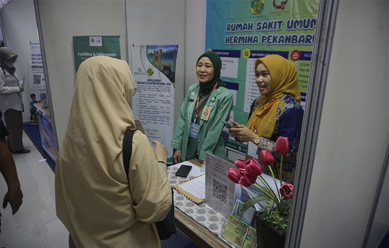 Stan Bursa Kerja dari RS Hermina pada Pekanbaru Job Fair 2025 di Dekranasda Kota Pekanbaru Jalan Arifin Ahmad, Rabu (18/6).