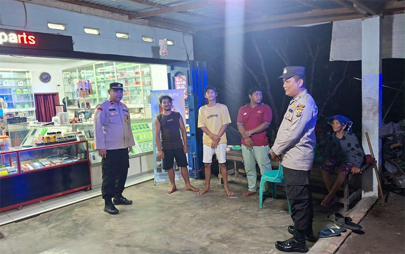 Personel gabungan Polres dan Polsek jajaran patroli di Kampung Tumang, Kecamatan Siak, Selasa (17/6/2025).
