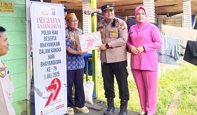 Kapolsek Bangko AKP Buyung Kardinal MH bersama Ketua Ranting Bhayangkari Bangko Dita saat menyerahkan bantuan kepada pensiunan/purnawirawan di Bagansiapiapi, Selasa (17/6/2025).