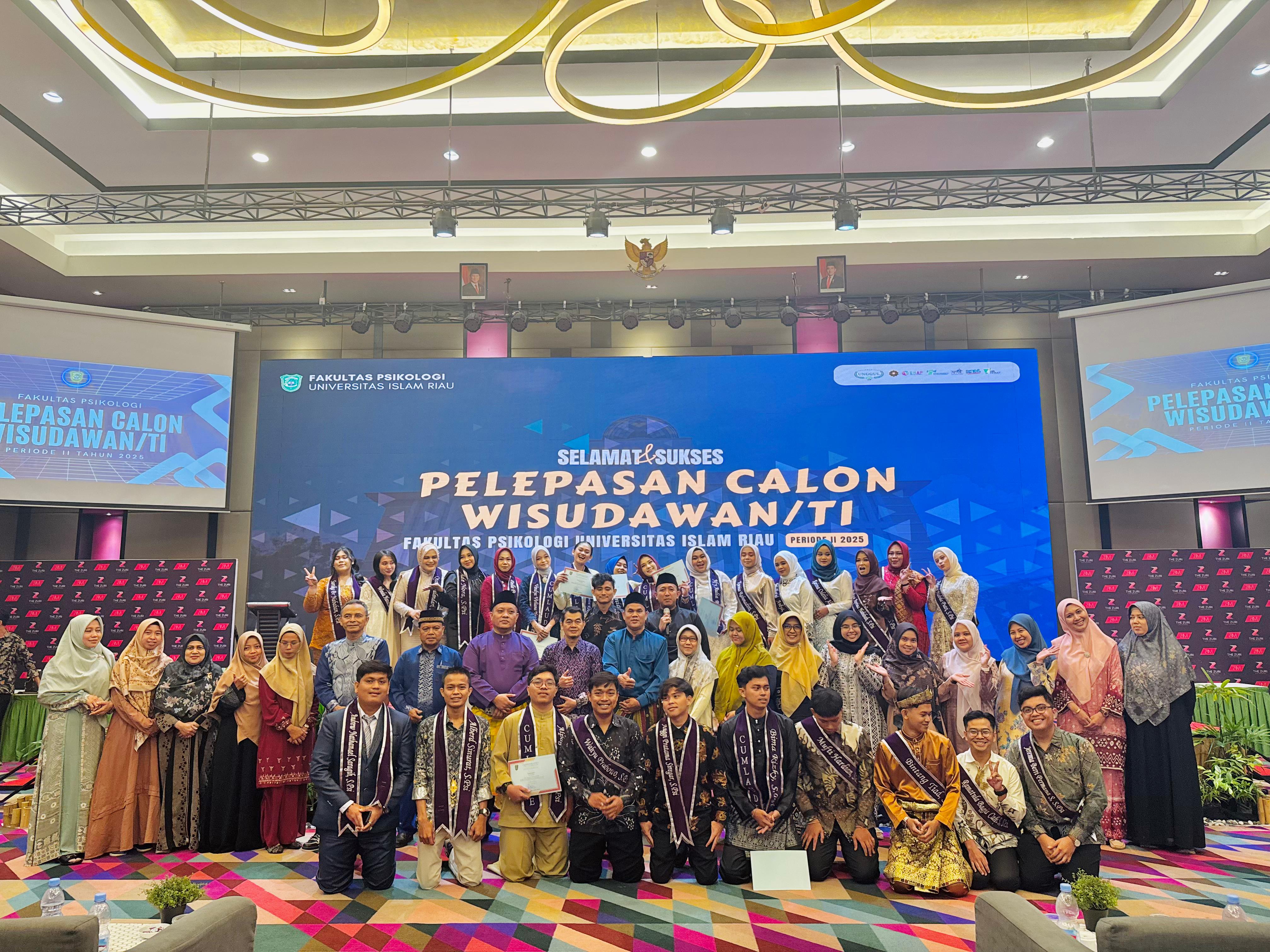 Civitas akademika Fakultaa Psikologi UIR foto bersama usai pelaksanaan pelepasan calon wisudawan periode II Tahun 2025, Selasa (17/6/2025).&nbsp;