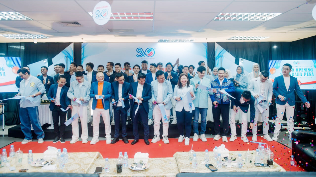 Pengguntingan pita oleh jajaran pimpinan SVO dan tamu undangan saat grand opening SVO Pekanbaru Graha Pena di Lantai 5 Graha Pena Riau, Selasa (17/6/2025).