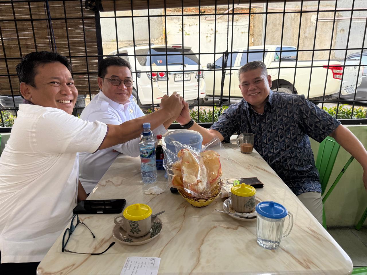 3 Calon Sekdaprov Riau (dari kiri) Jafrinaldi, Syahrial Abdi, Yusfa Hendri sarapan dan ngopi bareng di Panam, jelang tes kesehatan di RSJ Tampan, Jalan HR Soebrantas, Pekanbaru, Rabu (18/6/2025).