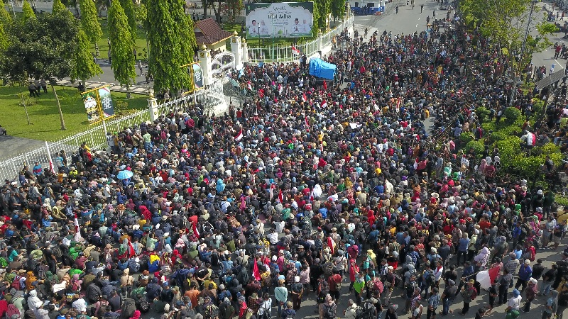Ribuan massa dari aliansi Mahasiswa dan Masyarakat Pelalawan (AMMP) gelar aksi unjuk rasa didepan kantor Gubernur Riau. Rabu (18/6/2025).