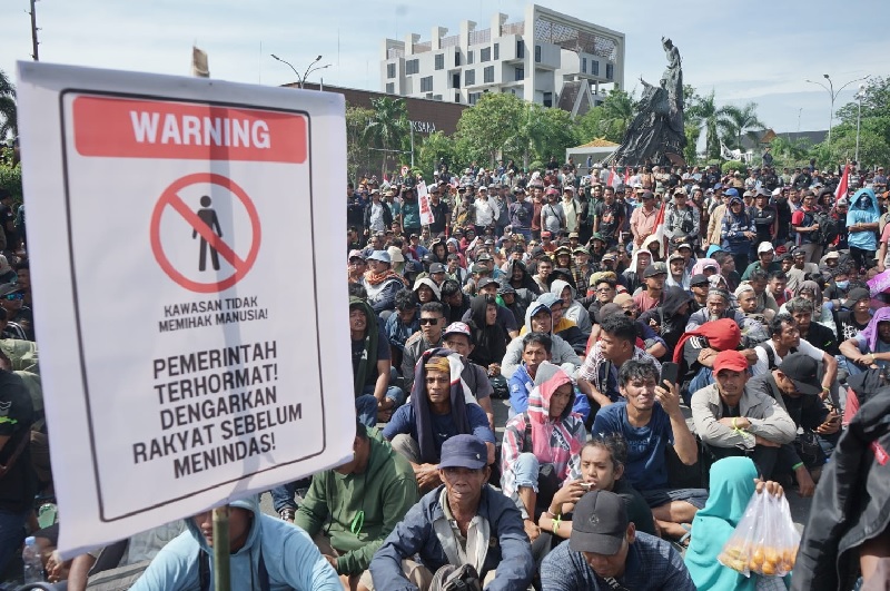 Massa dari Aliansi Mahasiswa dan Aliansi Mahasiswa dan Masyarakat Pelalawan (AMMP) melakukan aksi unjuk rasa di depan Kantor Gubernur Riau, Rabu (18/6/2025).