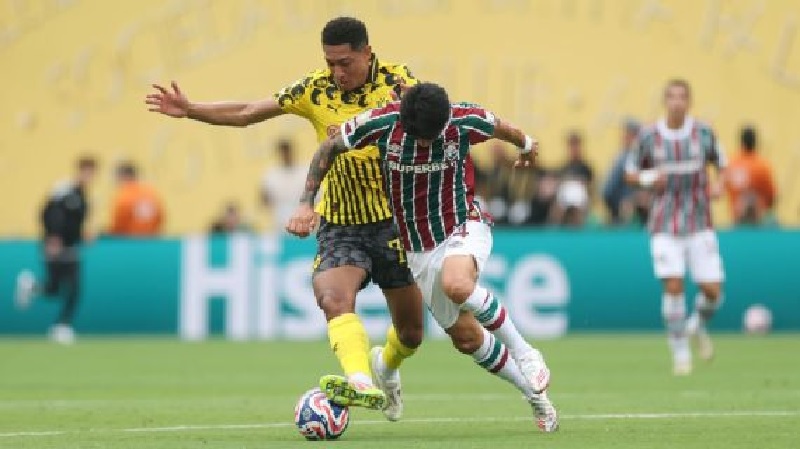 Jobe Bellingham berebut bola dengan German Cano dari Fluminense dalam pertandingan Piala Dunia Antarklub mereka.