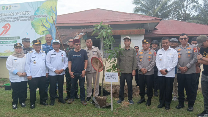 Kapolda Riau Irjen Pol Dr Herry Heryawan bersama forkopimda menanaman pohon dalam rangka Hari Lingkungan Hidup Sedunia dan Hari Bhayangkara ke-79 di Mapolsek Kampar Kiri, Kampar,  Rabu (18/6/2025)