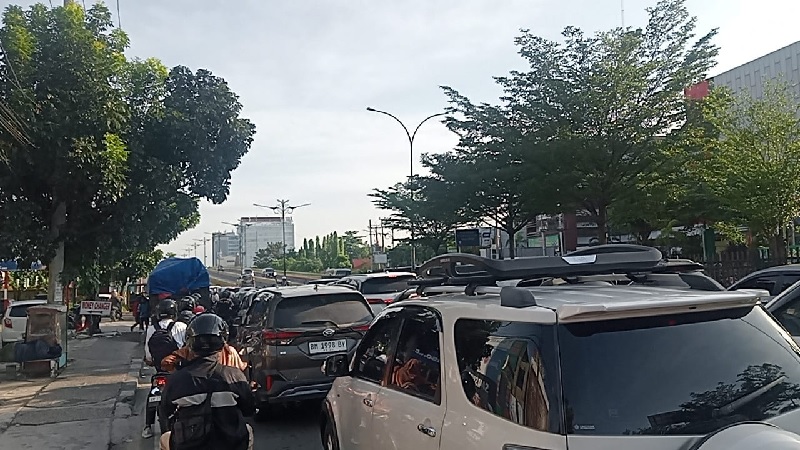 Kendaraan bermotor mengalami kemacetan panjang terjadi di ruas Jalan Jenderal Sudirman Pekanbaru akibat adanya aksi demo di kawasan Kantor Gubernur Riau, Rabu (18/6/2025).