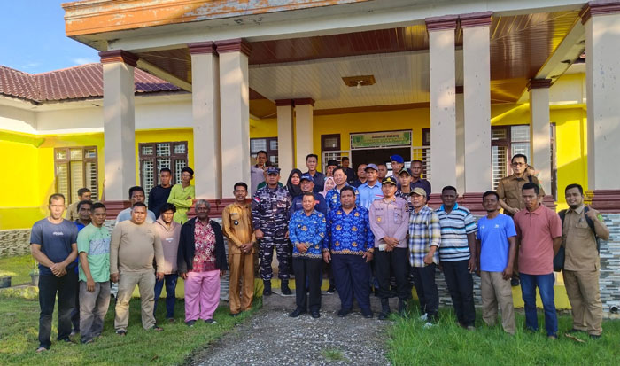 Sejumlah nelayan foto bersama. Pihak pihak terkait usai penandatangan kesepakatan bersama menyikapi persoalan di perairan Sinaboi, Selasa (17/6/2025).