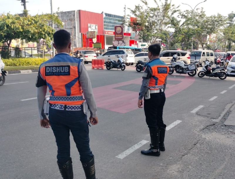 Petugas Dishub Pekanbaru melakukan pengalihan arus lalu lintas di U-turn Jalan Sudirman depan Star City Pekanbaru, Rabu (18/6/2025).