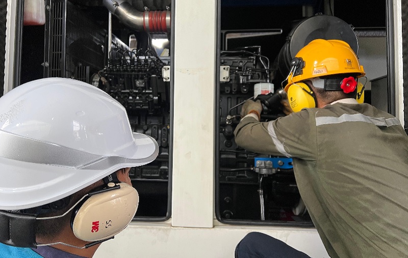Jajaran PLN ULP Selatpanjang lakukan perawatan pembangkit listrik.