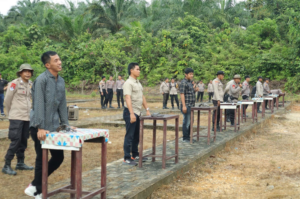 Tim Raga Polres Inhu saat mendengarkan pengarahan instruktur pada latihan menembak, Rabu (18/6/2025).
