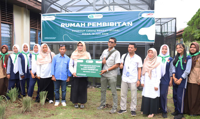Branch Manager FIFGROUP Cabang Rengat, Deki Satria Piliang menyerahkan bantuan rumah pembibitan kepada Kepala SMKN 1 Rengat, Zuriati SPd MPd, Rabu (18/6/2025).
