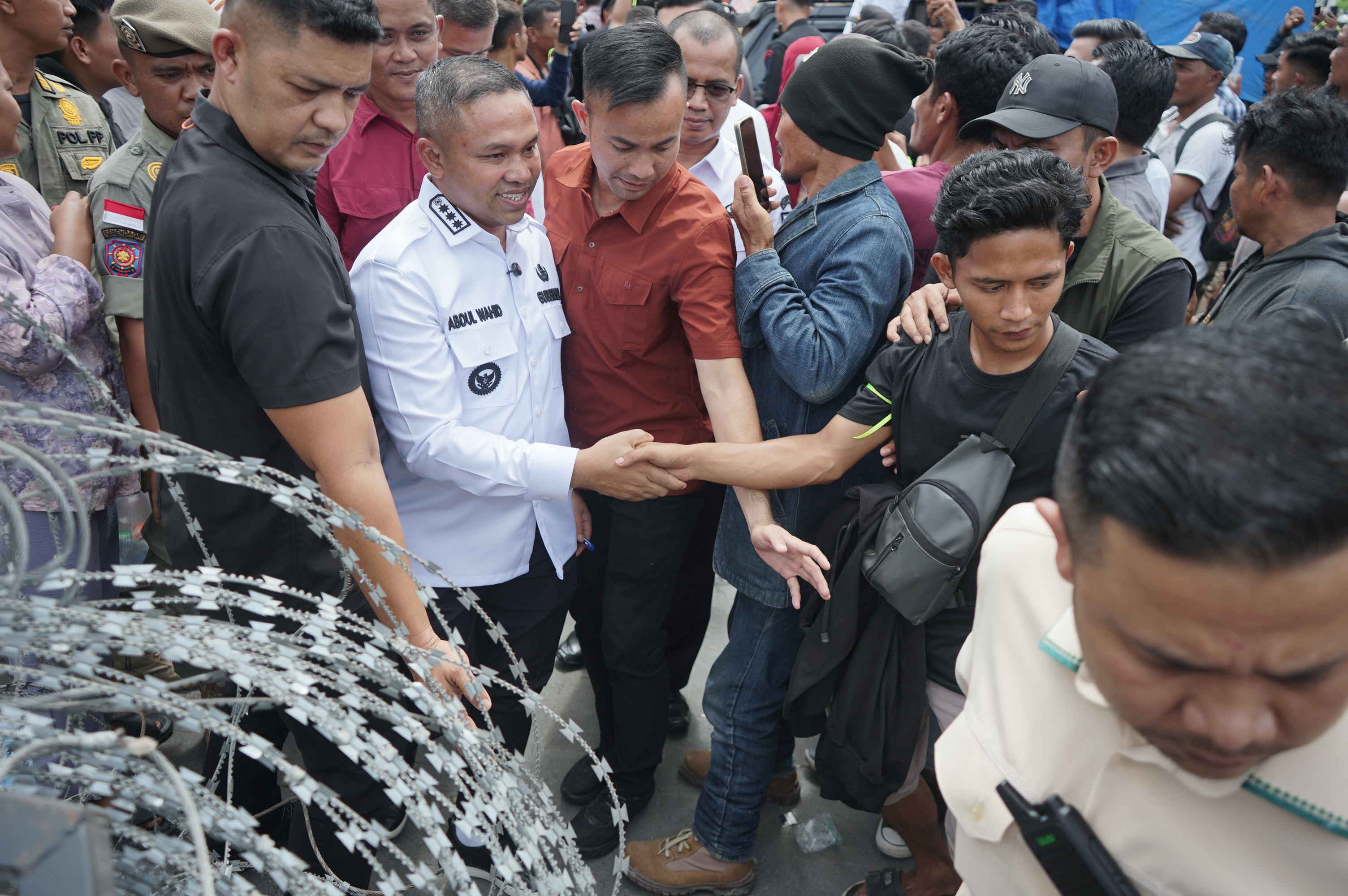 Gubernur Riau Abdul Wahid saat menemui massa aksi didepan Kantor Gubri, Rabu (18/6/2025).