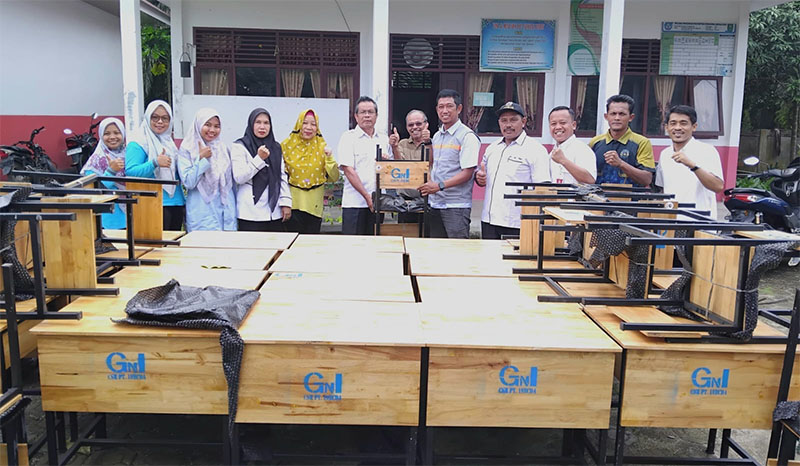 Asst Manager CSR PT Inecda Arinda menyerahkan bantuan secara simbolis kepada Kepala SDN 013, Edison didampingi Kades bersama perangkat serta majelis guru dan komite sekolah, Rabu (18/6/2025).