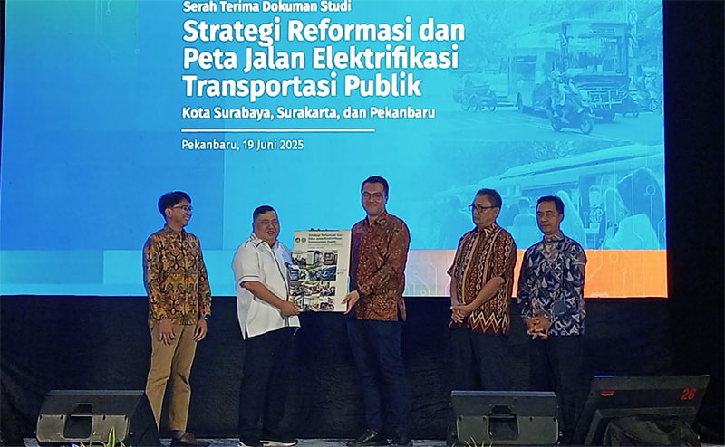 Direktur Asia Tenggara ITDP Gonggomtua Sitanggang menyerah dokumen hasil studi ITDI kepada Sekretaris Dirjen Perhubungan Darat, Kemenhub Ahmad Yani, di Hotel Aryaduta Pekanbaru Kamis (19/6/2025).