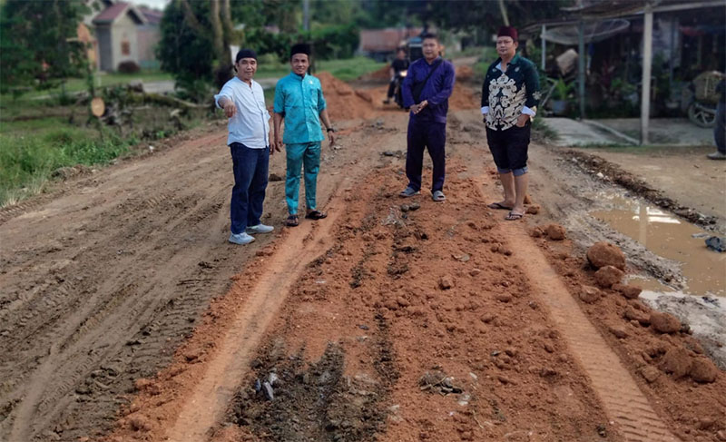 Ketua Fraksi Demokrat DPRD Inhu, Yasman bersama pihak Kecamatan Batang Gansal saat meninjau perbaikan jalan di daerah itu, Kamis (19/6/2025).