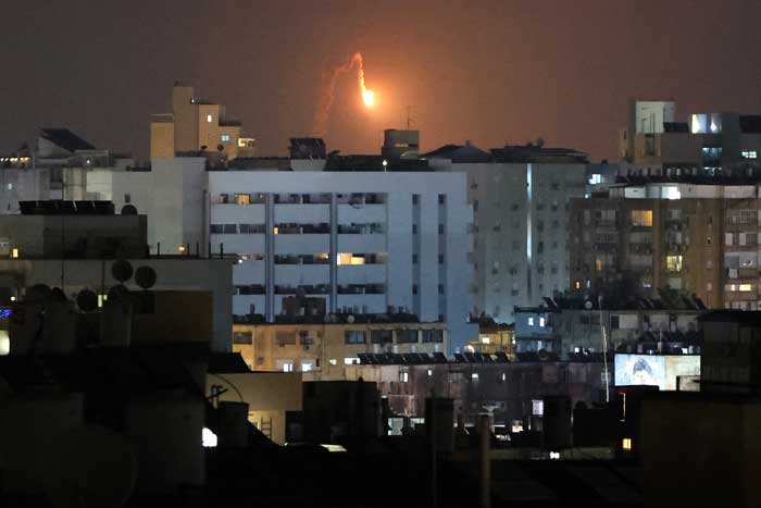Sistem pertahanan udara Israel diaktifkan untuk mencegat rudal Iran di atas Kota Tel Aviv, Israel, Rabu (18/6/2025).