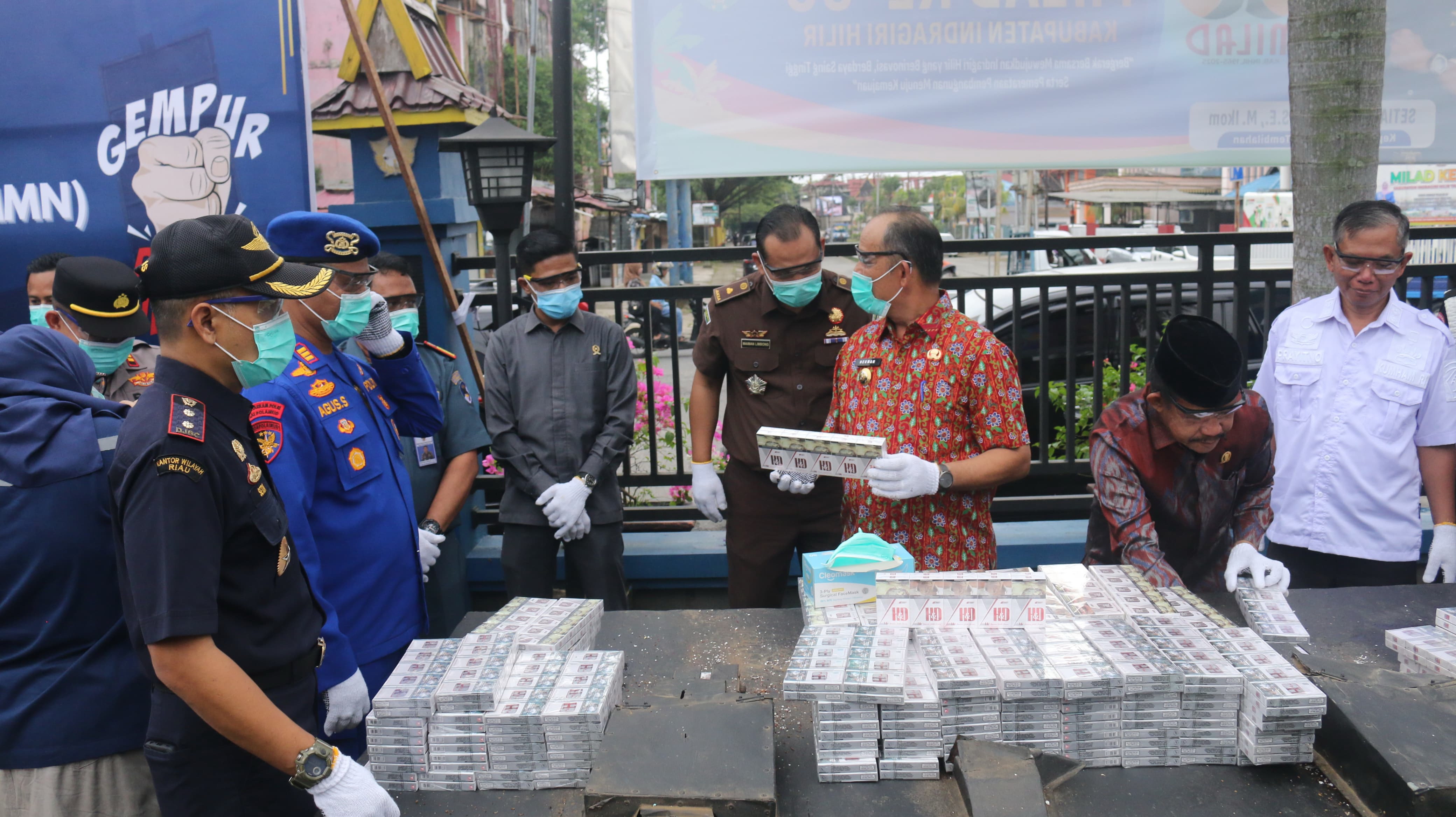 Bea Cukai Tembilahan memusnahkan barang ilegal seperti rokok, minuman keras dan handphone di halaman Kantor Bea Cukai Tembilahan, Jalan Sudirman, Rabu (18/6/2025).