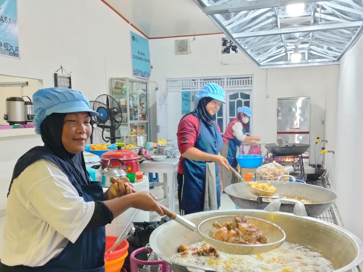 Catering Dapur Ibu di Kecamatan Tanjung Raja. Sejak dipercaya sebagai mitra dapur untuk program MBG terus berkembang berkat pembiayaan BRI