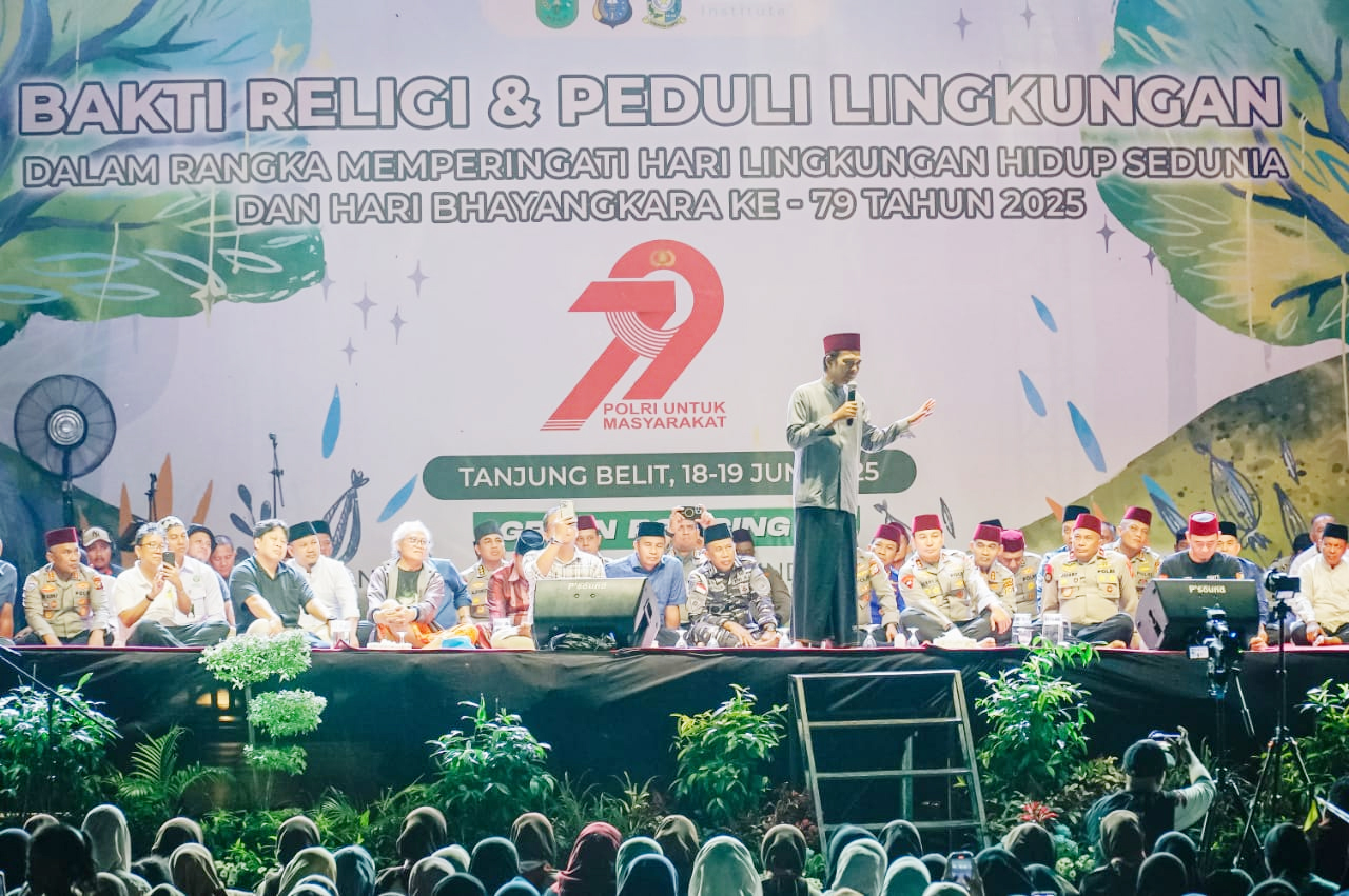 Ustaz Abdul Somad memberikan tausiah saat acara Bakti Religi dan Peduli Lingkungan, dalam rangka memperingati hari lingkungan hidup sedunia dan hari bhayangkara ke 79, di Tanjung Belit, Kampar Kiri. Rabu (18/6/2025).