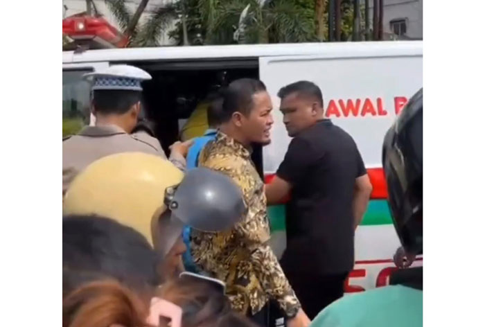 Tangkapan layar Wako Pekanbaru Agung Nugroho ikut dalam evakuasi warga yang mengalami kecelakaan di Kulim, Tenayan Raya, Kamis (19/6/2025).