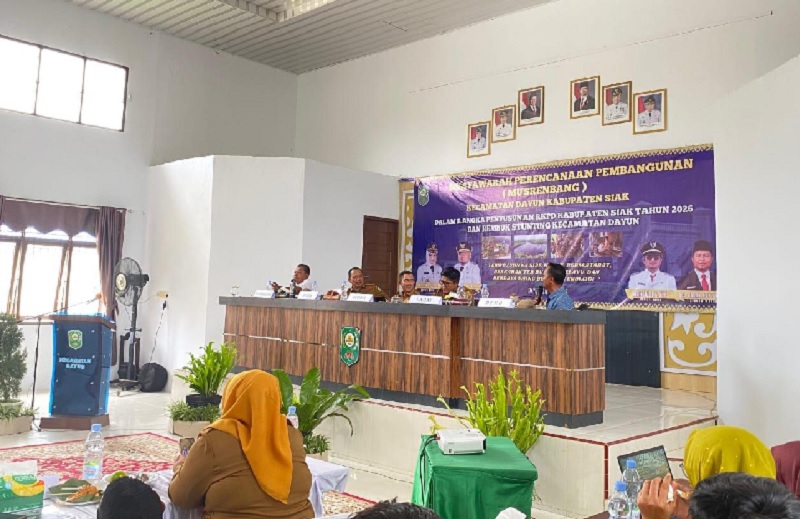 Anggota DPRD Siak Umbarno bersama Pj Sekda Siak Fauzi Asni, Kepala Bapperida Budhi Yuwomo, dan Camat Dayun Wahyudi, memimpin musrenbang Kecamatan Dayun, Selasa (17/6/2025).