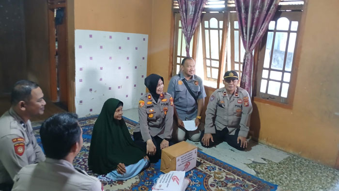 Polsek Kampar menggelar kegiatan bakti sosial dengan membagikan sembako kepada warga kurang mampu di Desa Ranah Baru, Kecamatan Kampar, Kamis (19/6/2025).