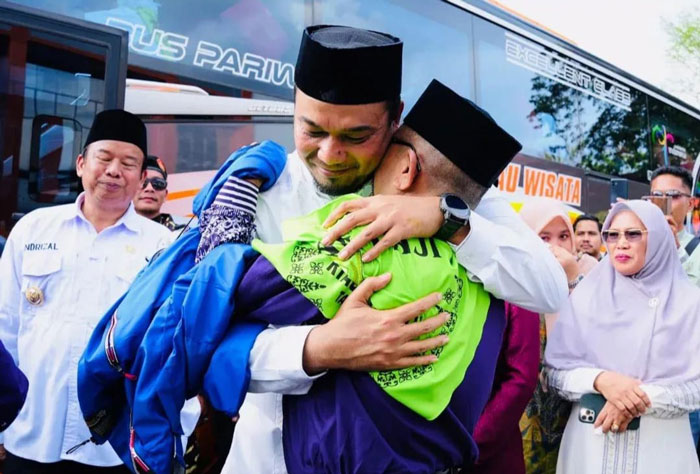 Bupati Inhu Ade Agus Hartanto S.Sos MSI didampingi Wabup Inhu, Ir H Hendrizal MSI saat berpelukan pada pelepasan jemaah haji beberapa waktu lalu.