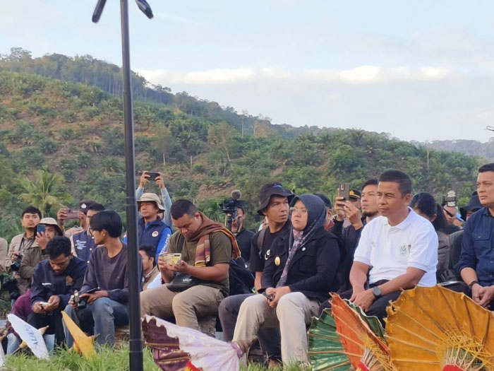 Bupati Kampar Ahmad Yuzar menghadiri bakti religi dan peduli lingkungan sempena HUT ke-79 Bhayangkara ke-79 dan Hari Lingkungan Hidup di Desa Tanjung Belit Kampar Kiri Hulu, Kampar, Kamis (19/6/2025).
