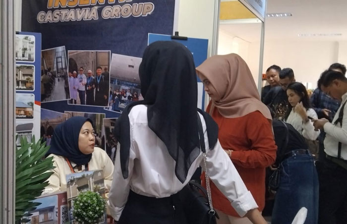 Para pencaker sedang melihat loker perusahaaan peserta Pekanbaru Job Fair 2025.