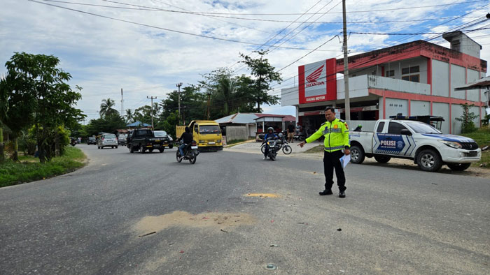 Petugas kepolisian saat melakukan olah TKP, pada Kamis (19/6/2025) di Jalan Hang Tuah Ujung, tepatnya di Simpang Jalan Badak, Kecamatan Tenayan Raya, Kota Pekanbaru.