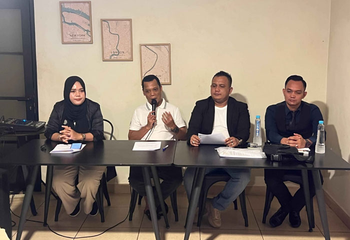 Mantan Sekwan DPRD Provinsi Riau Muflihun (dua kiri), Kuasa Hukum Ahmad Yusuf SH (dua kanan) memberi keterangan saat konferensi pers di Cafe Sorra Jalan Ronggo Warsito Pekanbaru, Kamis (19/6/2025).