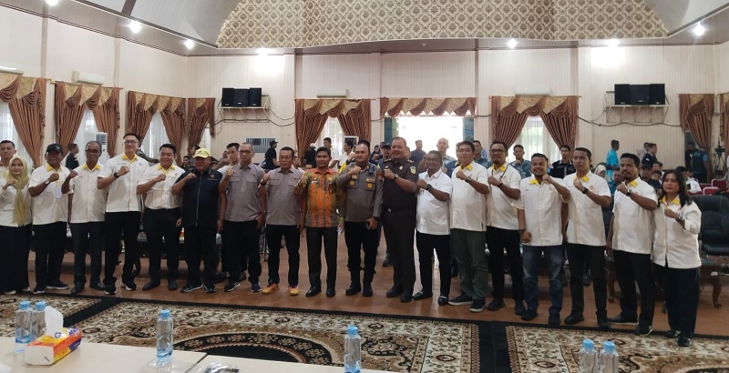 Sejumlah pengurus KONI Rohil foto bersama pejabat dan cabor yang hadir pada pembukaan Musorkab KONI 2025 dI Gedung Pertemuan H Misran Rais di Bagansiapiapi, Kamis (19/6/2025).